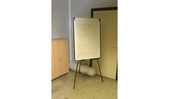 whiteboard, flip-over en houten opbergkastje